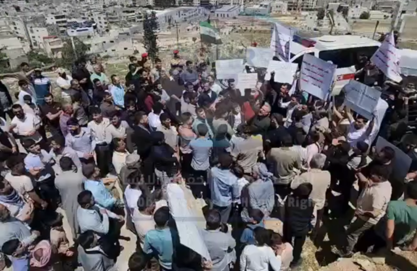 للأسبوع السابع.. أهالي جبل عقيل في شمال سوريا يصعدون احتجاجاتهم ضد القاعدة التركية (صور + فيديو)