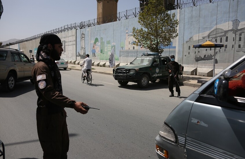 مصرع 22 شخصا وإصابة 36 إثر انقلاب مركبة لاجئين شرق أفغانستان (فيديو)