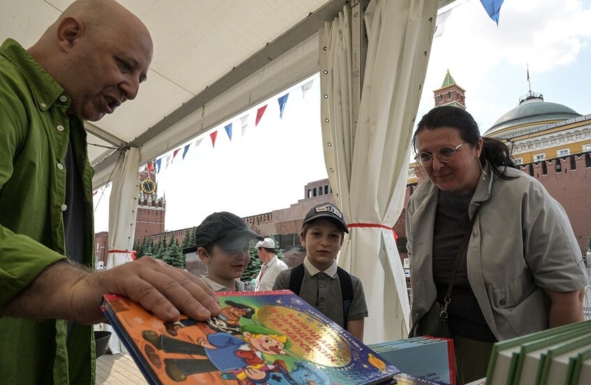 بوتين: اللغة والأدب الروسيان أساس هويتنا الوطنية (صور)