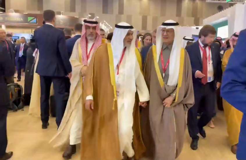 الأمير عبد العزيز بن سلمان يتجول في أجنحة منتدى بطرسبورغ الاقتصادي