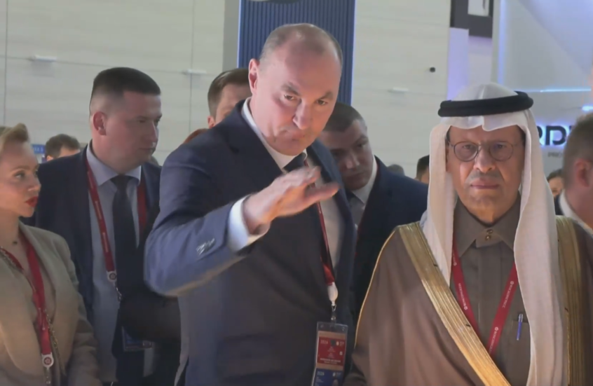 وزير الطاقة السعودي يزور أجنحة منتدى بطرسبورغ الاقتصادي