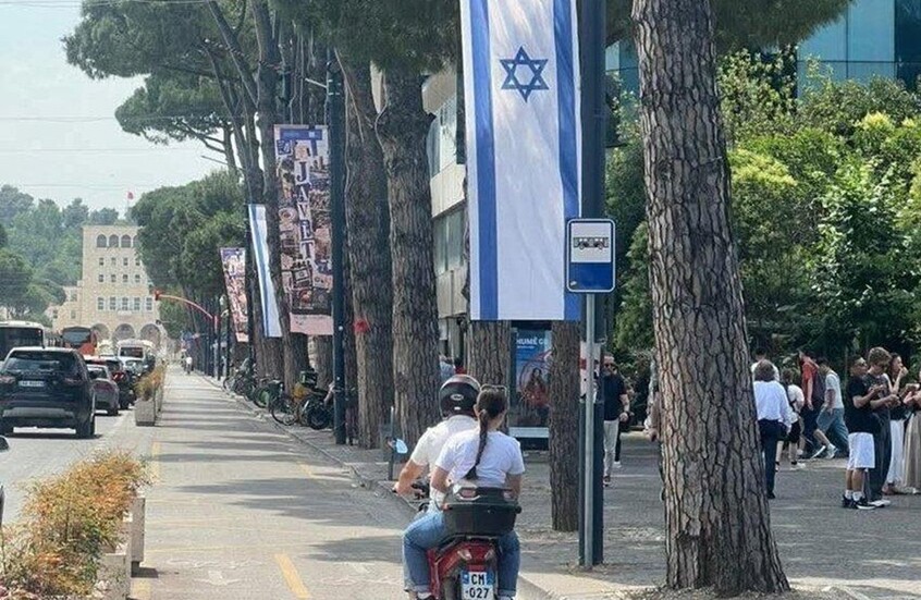 رفعها أشعل عاصفة غضب.. إزالة الأعلام الإسرائيلية من شوارع تيرانا بعد تهديد شعبي بحرقها