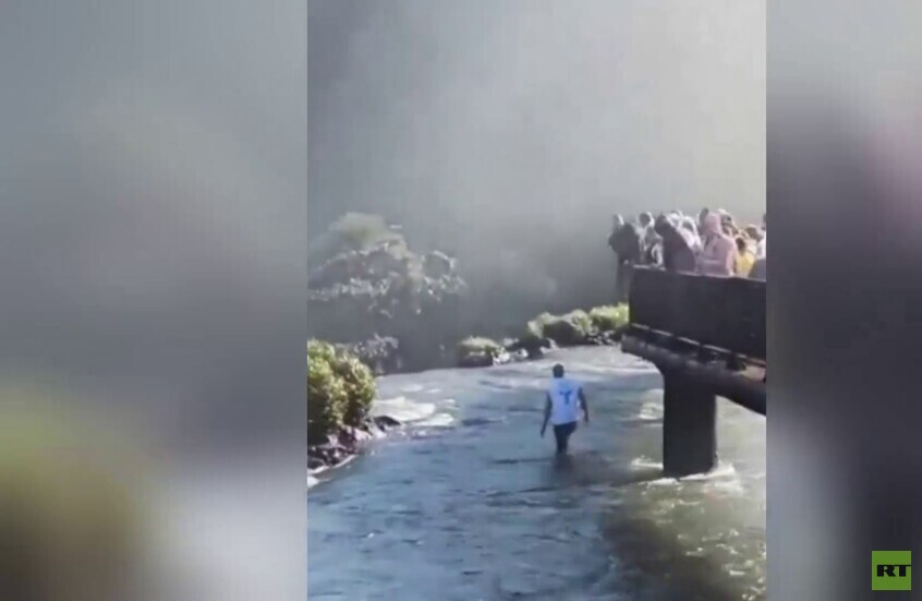 البرازيل.. سائح يخاطر بحياته في شلالات إيغوازو لاستعادة هاتفه المحمول