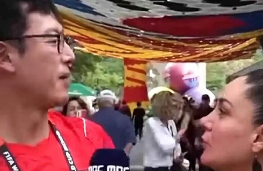 مراسل كوري يتلقى قبلة مفاجئة من مشجعة مكسيكية خلال أجواء كأس العالم (فيديو)
