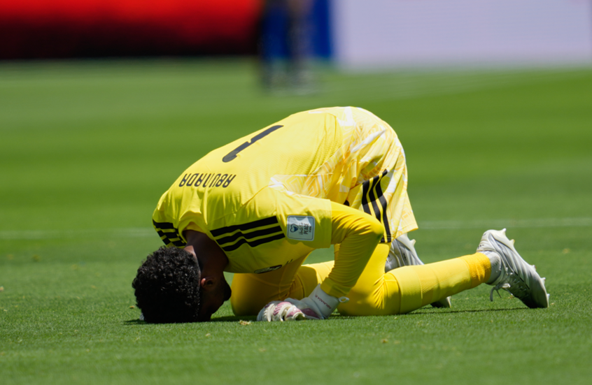 لقطة مؤثرة لحارس منتخب قطر بعد فوزه بجائزة أفضل لاعب في مباراة سويسرا