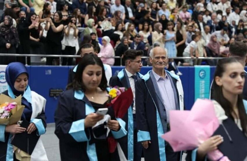 قطار العلم لا يفوت.. تركي في الـ 75 يتحدى العمر ويتخرج من جامعة بايبورت!