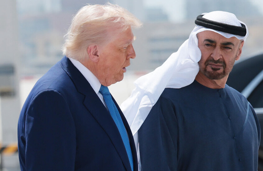 أول تعليق للصحفي الإماراتي الذي خطف أنظار ترامب..فمن هو؟ (فيديو)