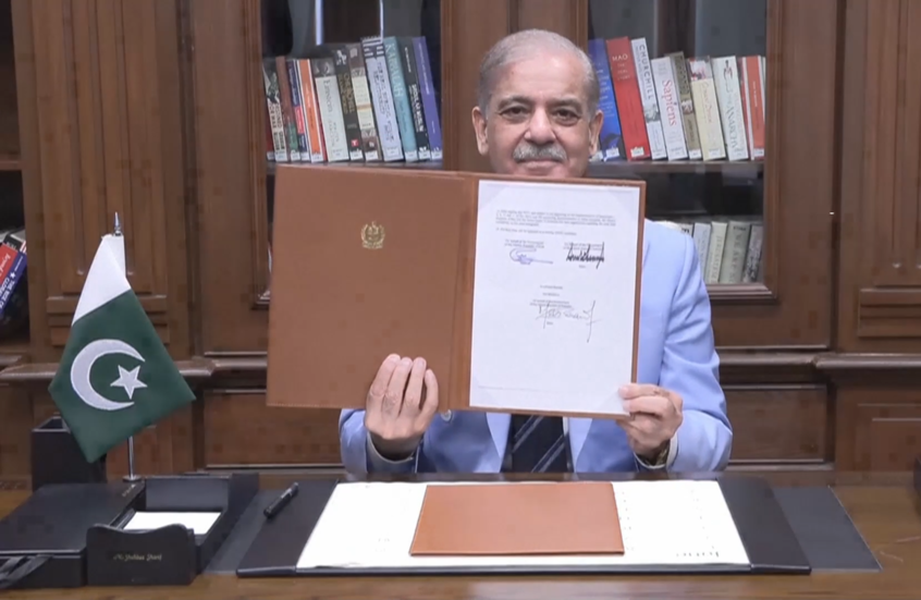 رئيس الوزراء الباكستاني يوقع مذكرة التفاهم في إطار الوساطة في الاتفاق الإيراني الأمريكي
