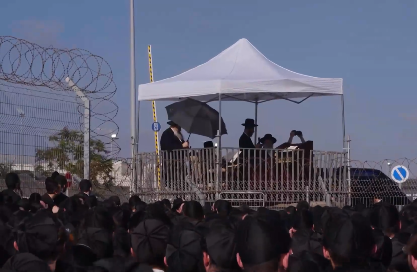 الآلاف من الحريديم يتظاهرون في القدس ضد سجن حسيدي رفض التجنيد