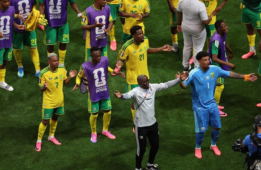 شاهد.. لاعبو منتخب جنوب إفريقيا يتلقون هدايا فاخرة