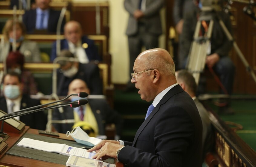 تصريح لوزير النقل بشأن قروض وزارته يشعل جدلا واسعا في مصر