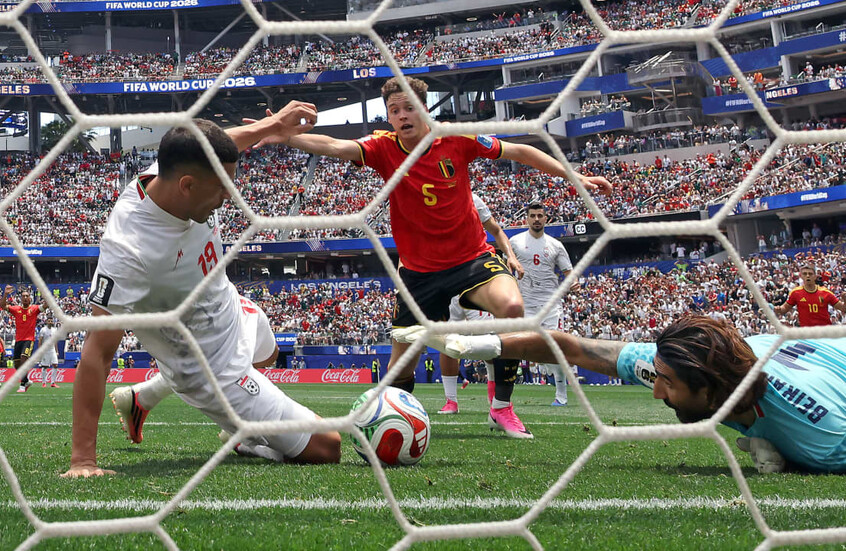 بخط اليد.. لوس أنجلوس تتلقى رسالة غير متوقعة من منتخب إيران (صورة)
