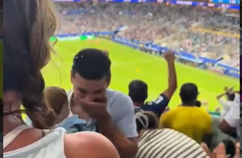 في توقيت غير مناسب.. الرأس الأخضر يفسد لفتة رومانسية لمشجع أوروغوياني مع خطيبته