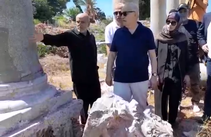 وزير الثقافة اللبناني يتفقد أضرار مواقع صور التاريخية جراء القصف الإسرائيلي
