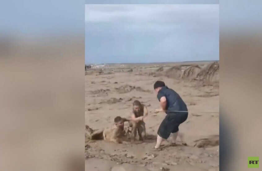 الصين.. إنقاذ شخصين من سيارة جرفتها سيول مفاجئة في منطقة شينجيانغ