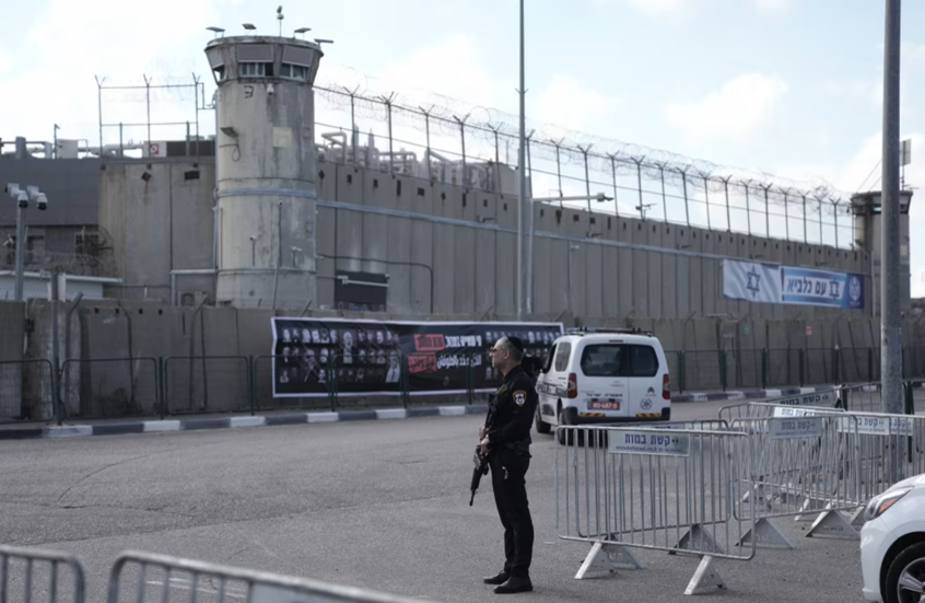 وصول أسرى فلسطينيين محررين من سجون إسرائيل إلى غزة (فيديو)