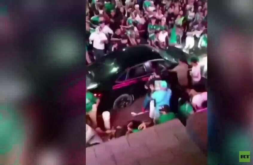 المكسيك.. سيارة تدهس مشجعين خلال احتفالات الفوز وتخلف 17 مصابا