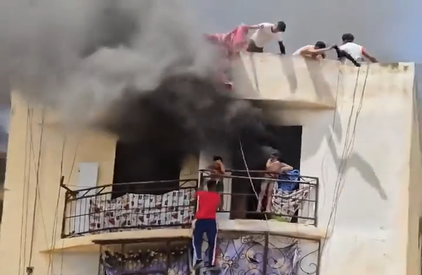 الجزائر..  شاب يخاطر بحياته لإنقاذ طفلين من وسط النيران بعمارة في ولاية وهران غربي البلاد (فيديو)