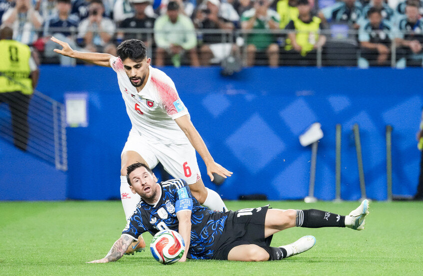 "إهداء هدف لميسي؟".. لقطة للاعب الأردن تثير غضب جماهير "النشامى"