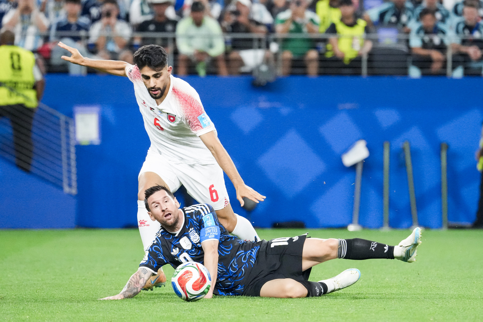 "إهداء هدف لميسي؟".. لقطة للاعب الأردن تثير غضب جماهير "النشامى"