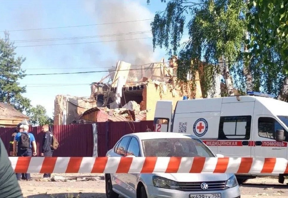 مقتل رضيع وإصابة عائلته جراء سقوط حطام مسيرة أوكرانية على منزل في مدينة يغوريفسك الروسية