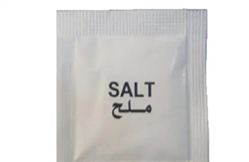مرض نادر يجبر فتاة على حمل الملح معها دائما
