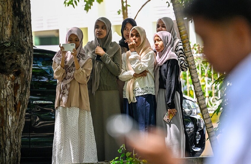 إندونيسيا.. جلد 6 أشخاص بتهمة التقبيل العلني والمقامرة (فيديو)