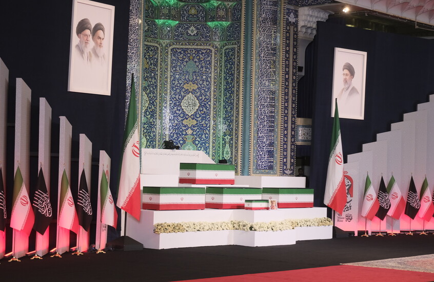 العميد مجيد موسوي يوجه رسالة للشعب الإيراني بمناسبة تشييع خامنئي ويشير إلى "الثأر"