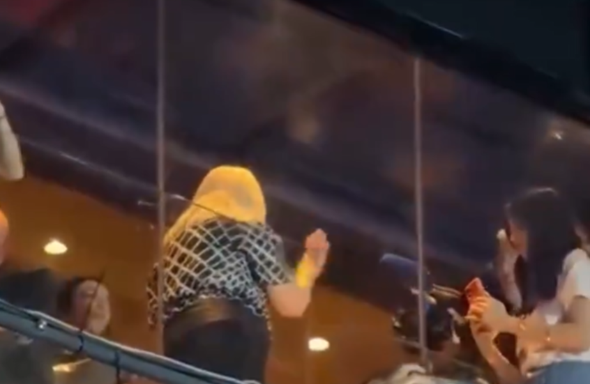 شهود عيان يكشفون تطورات حادثة صراخ سارة زوجة نتنياهو عليه (فيديو)
