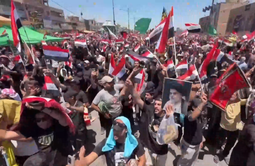 أنصار زعيم التيار الصدري في العراق مقتدى الصدر يتظاهرون في بغداد دعما لحملة الحكومة لمكافحة الفساد