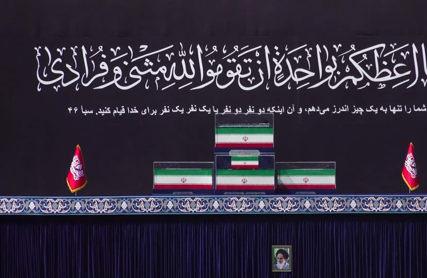 رايات الانتقام الحمراء ترفرف أثناء وداع الجماهير لجثمان علي خامنئي في مصلى الإمام الخميني بطهران