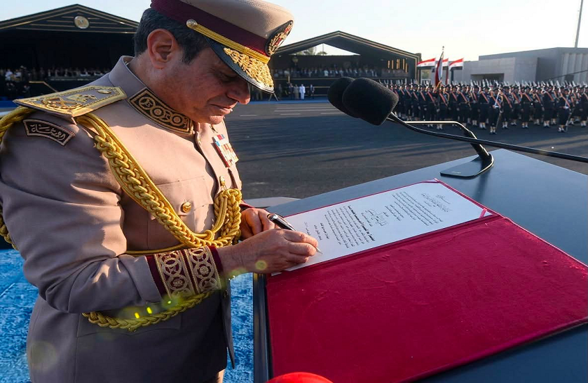السيسي يظهر بالبدلة العسكرية في عرض عسكري مهيب
