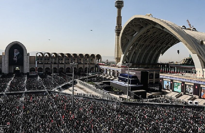 في يومها الثاني.. ملايين المشيعين يؤدون صلاة الجنازة على خامنئي وعائلته بطهران (صور)