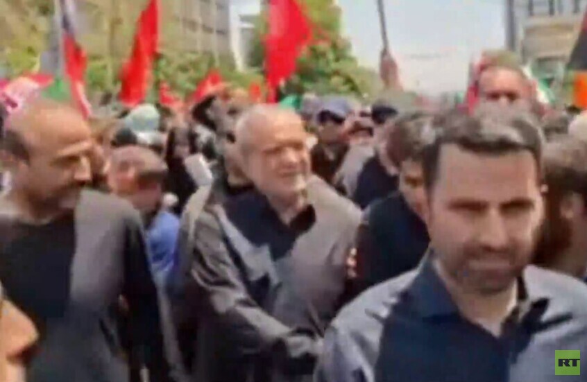 بلباس أسود .. بزشكيان يشارك وسط الحشود في تشييع خامنئي بطهران