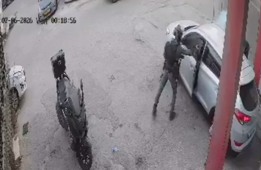 لقطات صادمة لشرطي حدود إسرائيلي يلقي قنبلة صوتية داخل سيارة فلسطينية ويمنع سائقها من الخروج (فيديو)