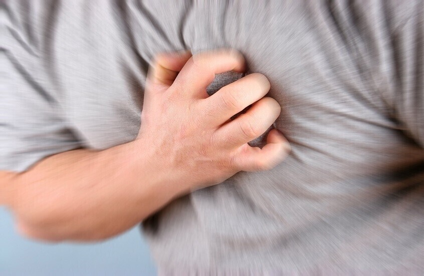 أعراض خفية لاحتشاء عضلة القلب يمكن الخلط بينها وبين حرقة المعدة والإرهاق