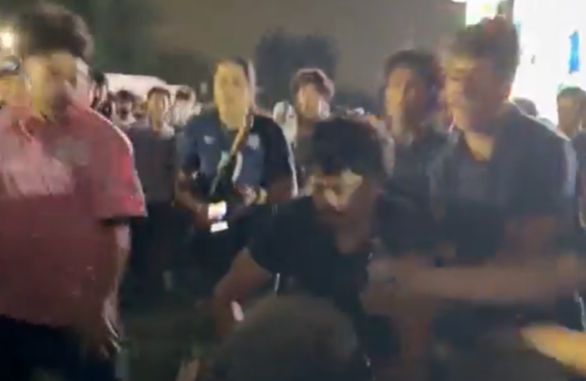 لقطات صادمة تظهر شجارا عنيفا بين مشجعين في واشنطن خلال مباراة أمريكا وبلجيكا (فيديوهات)