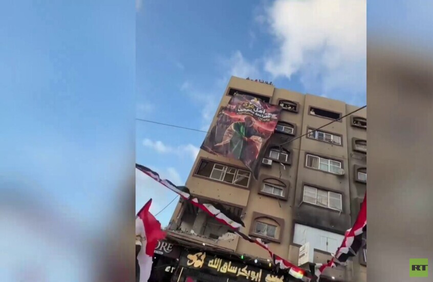 غزة.. رفع صور مدرب منتخب مصر حسام حسن