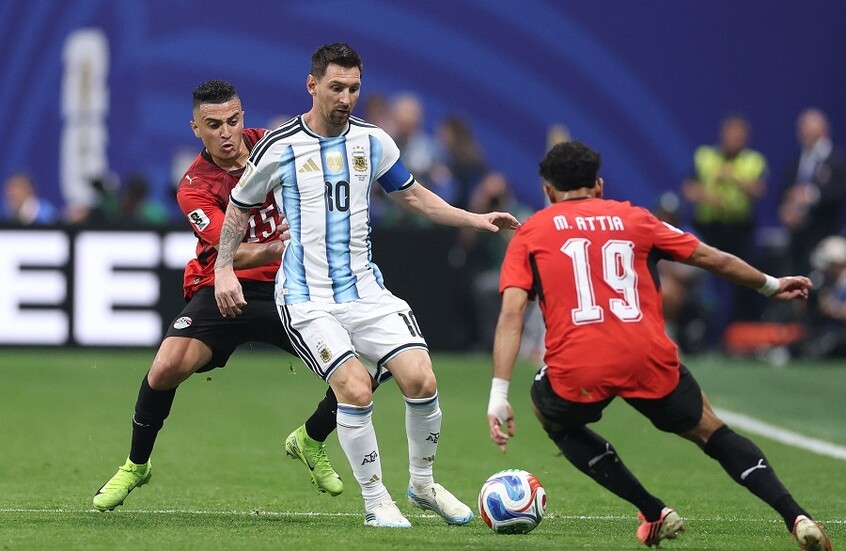 ساويرس يفتح النار على "الفيفا" بعد مباراة مصر والأرجنتين
