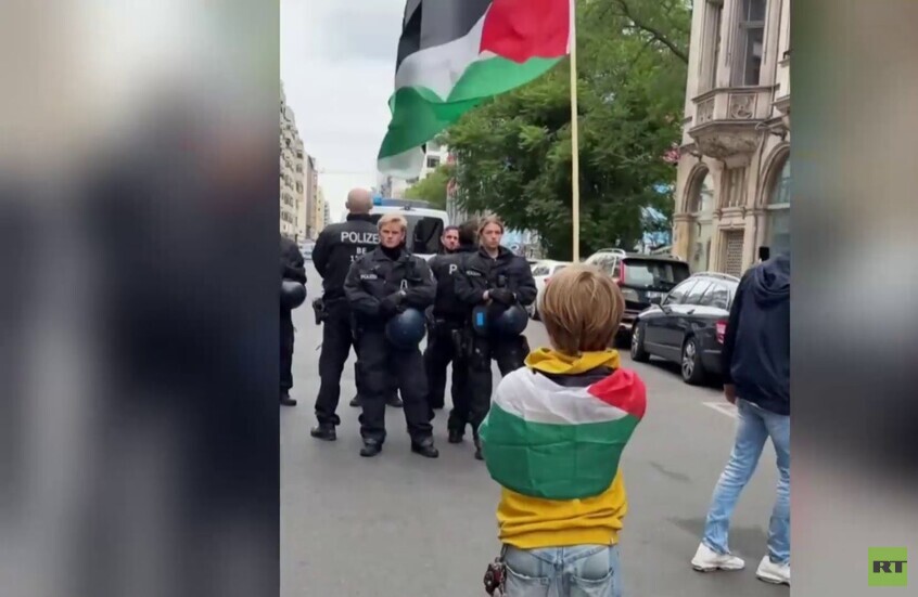 برلين.. طفلان يحملان العلم الفلسطيني أمام الشرطة الألمانية