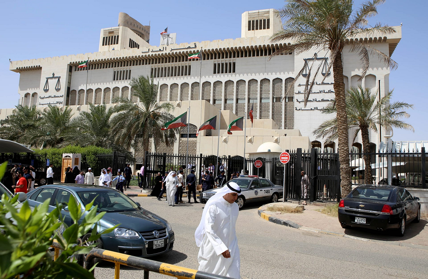 محكمة كويتية تعاقب 3 مصريين بالسجن وغرامة ضخمة