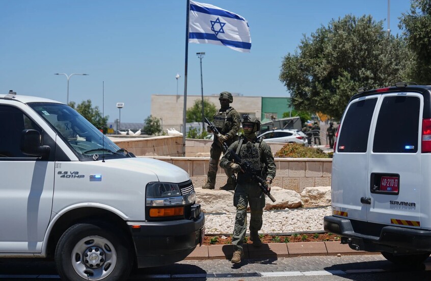 "رافقته إلى الضفة الغربية".. علاقة عاطفية مع فلسطيني تبدد مخاوف اختطاف مجندة إسرائيلية