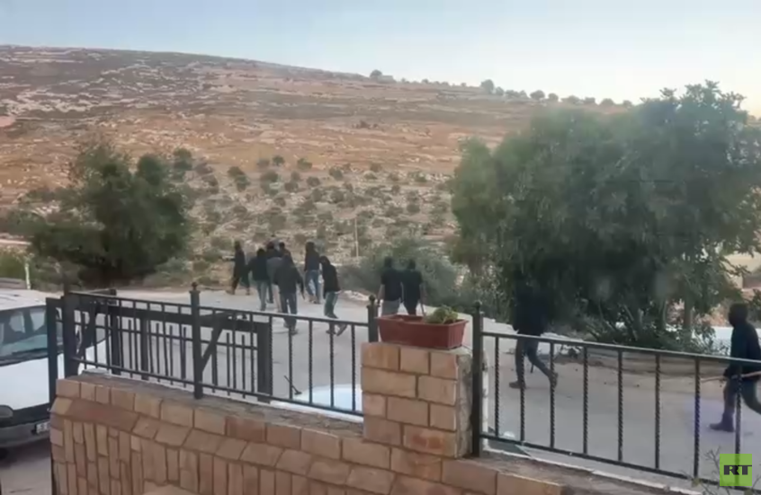 مستوطنون يهاجمون منازل الفلسطينيين في قرية دير جرير شرق رام الله (فيديو)