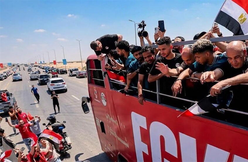 وسط استقبال جماهيري كبير.. وصول بعثة منتخب مصر بعد الإنجاز التاريخي في كأس العالم (فيديو)