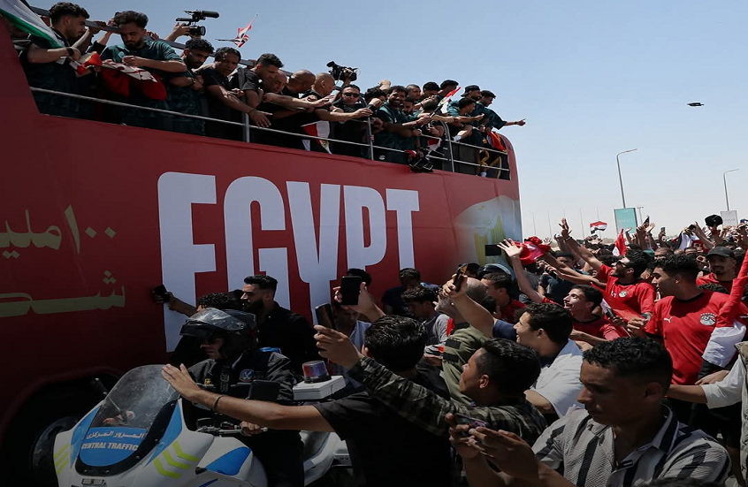 أعلام فلسطين وطريق بالصحراء.. جدل واسع بعد استقبال منتخب مصر في العلمين