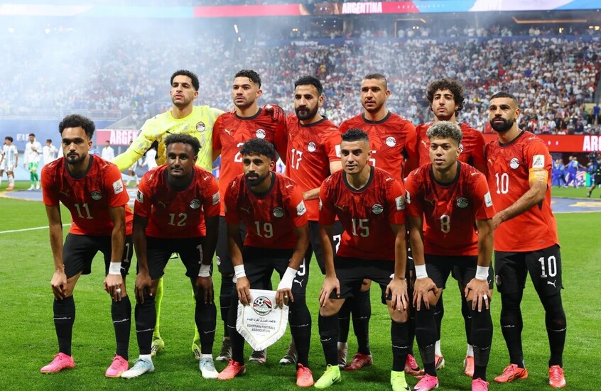 السيسي يستقبل أبطال منتخب مصر ويمنحهم "كأس الجدارة".. ويوجه رسالة لصلاح: ما تزعلش مني (فيديو)