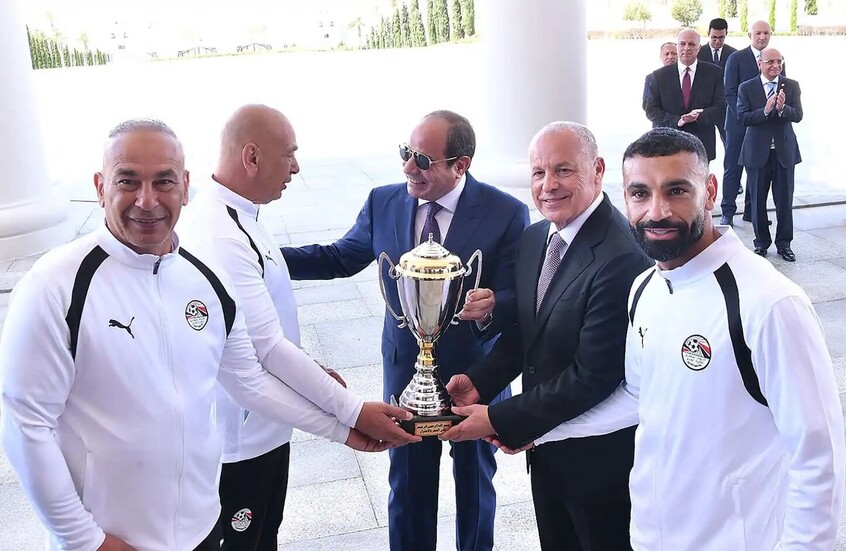 ذكره بالاسم.. الرئيس المصري يفاجئ محمد صلاح (فيديو)