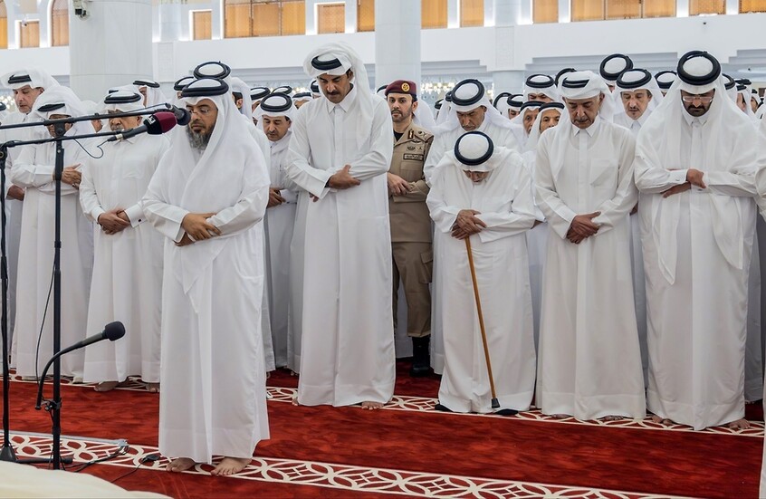 في مشهد مؤثر.. أمير قطر يحمل جثمان والده الراحل حمد بن خليفة خلال مراسم تشييعه (صورة + فيديو)