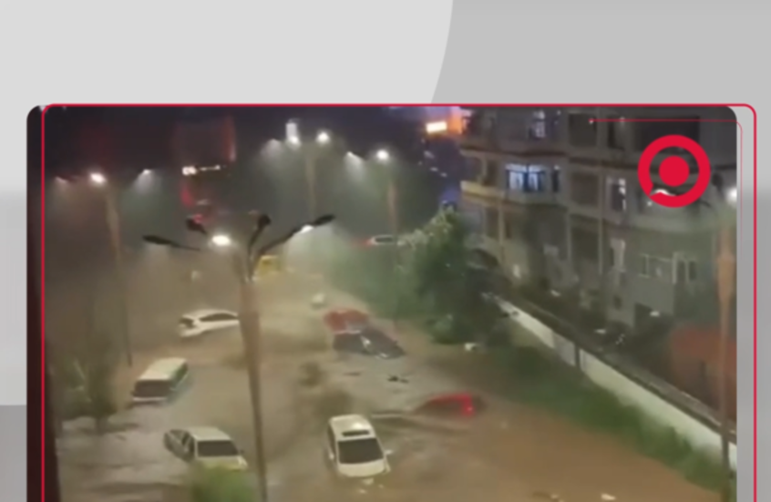 كارثة في شمال شرق الصين.. سيول تجرف السيارات وكأنها ألعاب