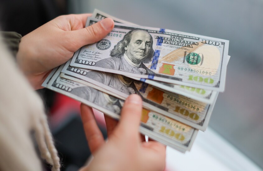 الدولار يرتفع وسط تجدد الهجمات بالشرق الأوسط